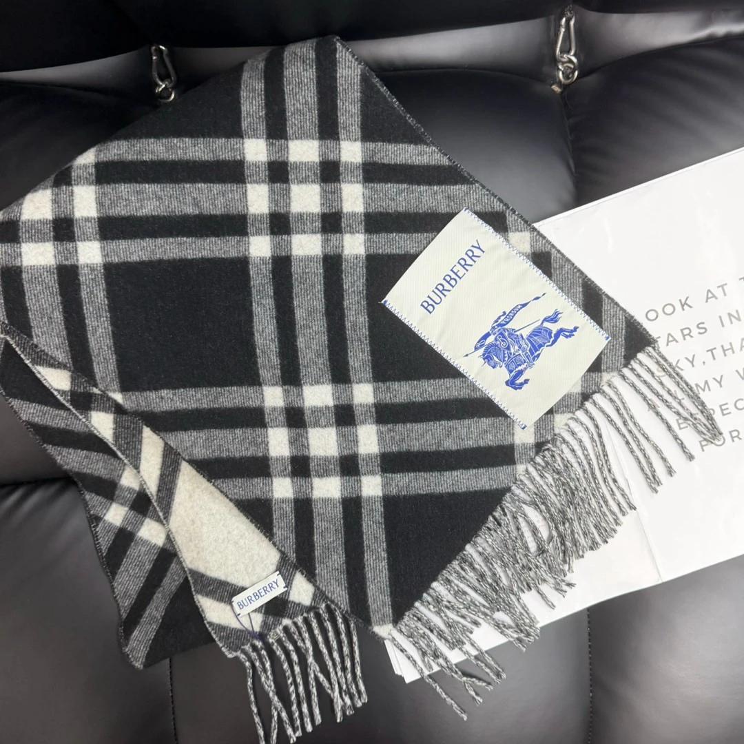 95新 BURBERRY/博柏利 黑白羊毛条纹装饰字母贴布围巾/675791594