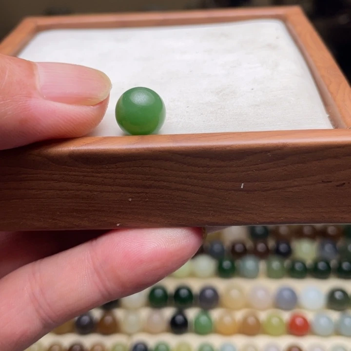 和田玉未镶嵌颈饰小**?