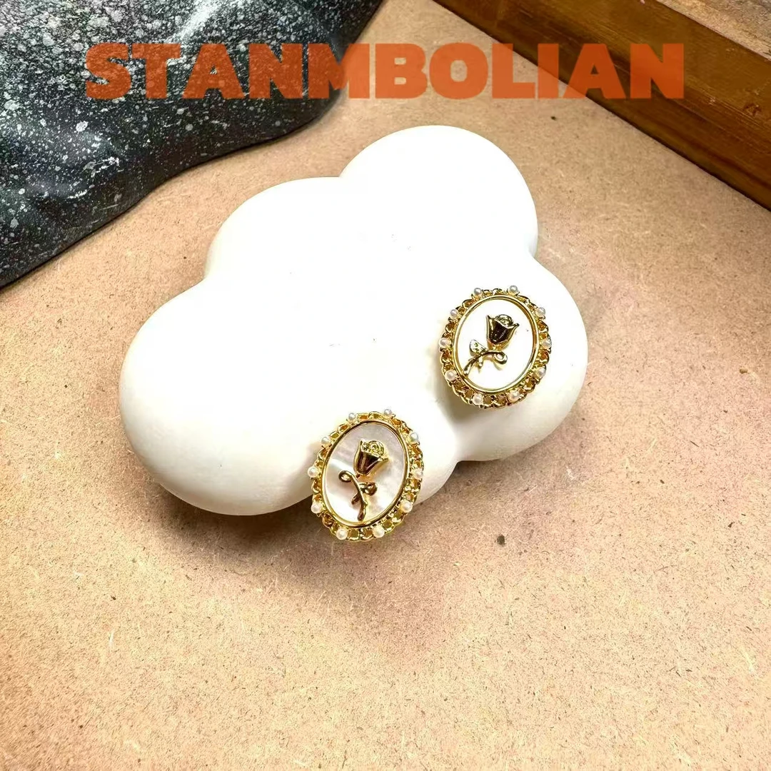 铜合金耳饰 STAMBOLIAN 白贝山茶花耳钉YW736