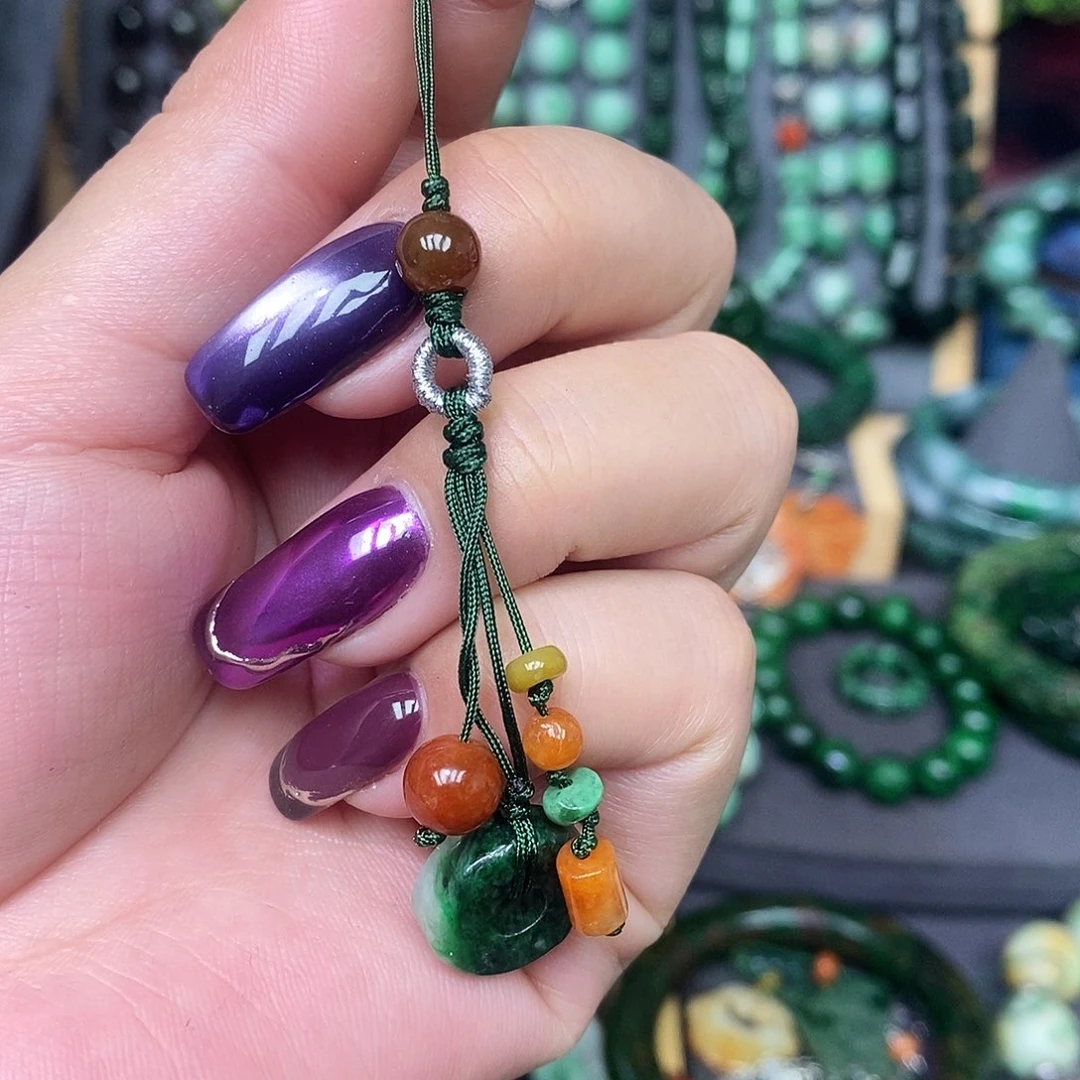 颈饰未镶嵌翡翠漂亮美眉