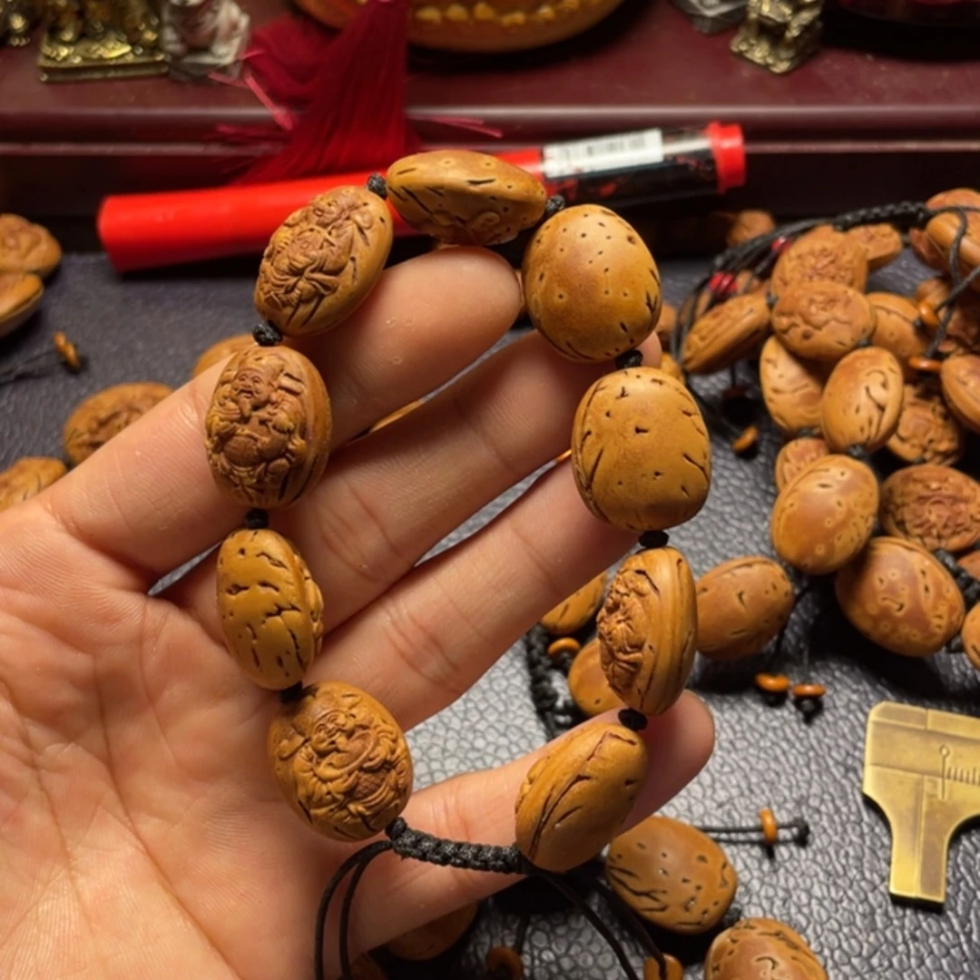 大桃核雕刻瑕疵财神
