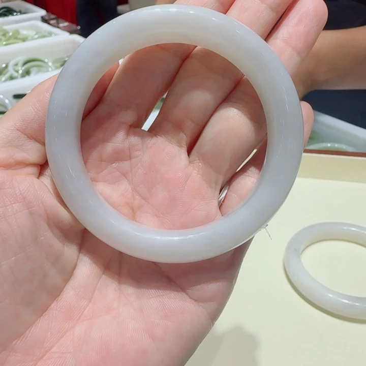 未镶嵌手镯和田玉821