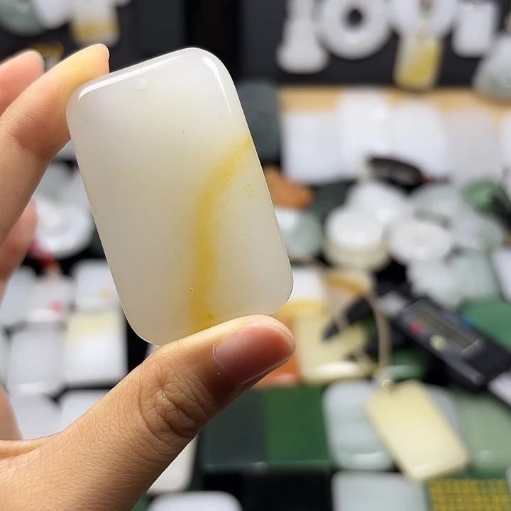晙****石英质玉未镶嵌颈饰
