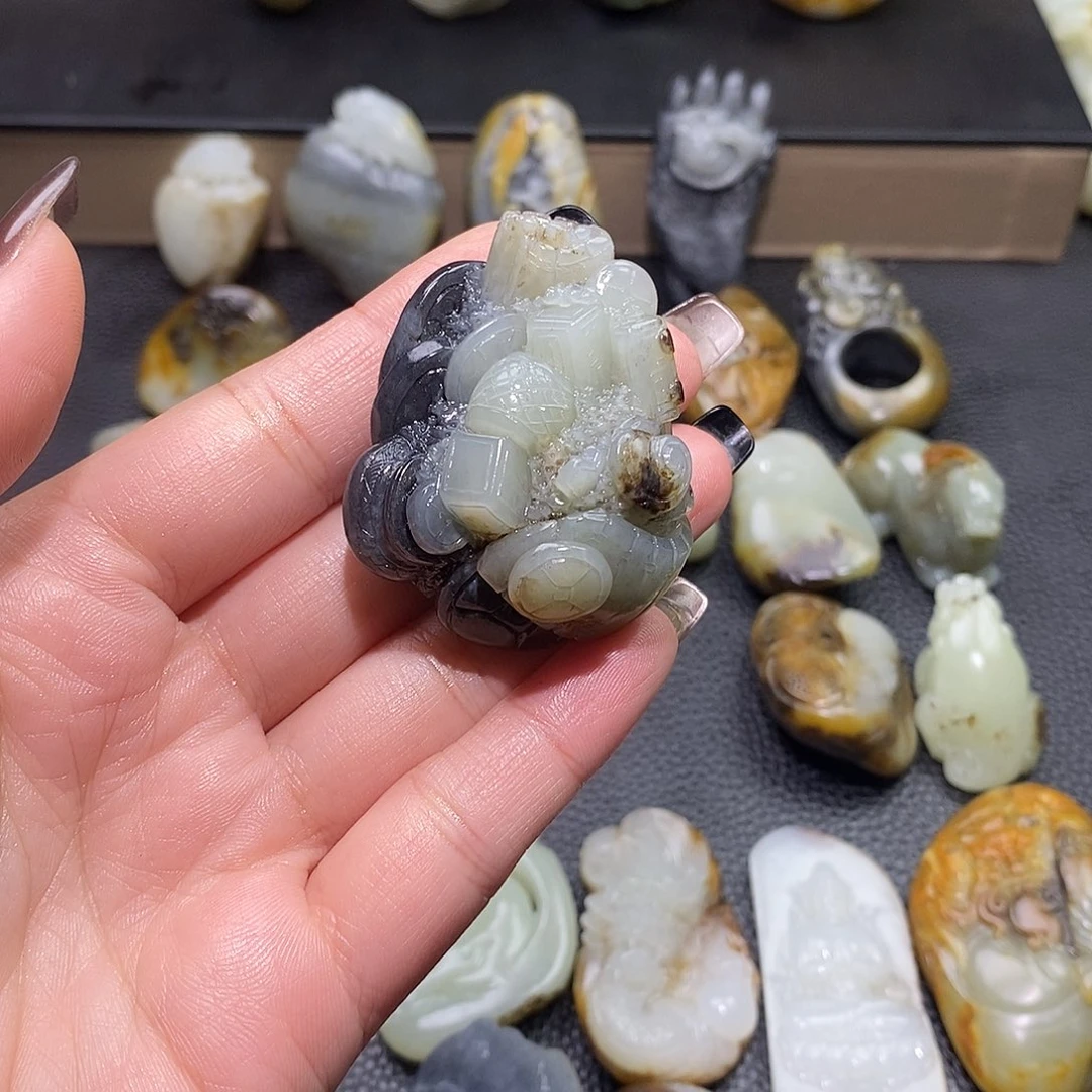 夜***影和田玉未镶嵌颈饰