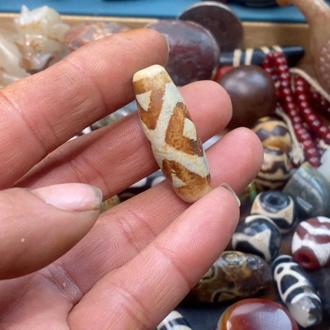 DIY琉璃珠子的颜色是蓝色和白色
