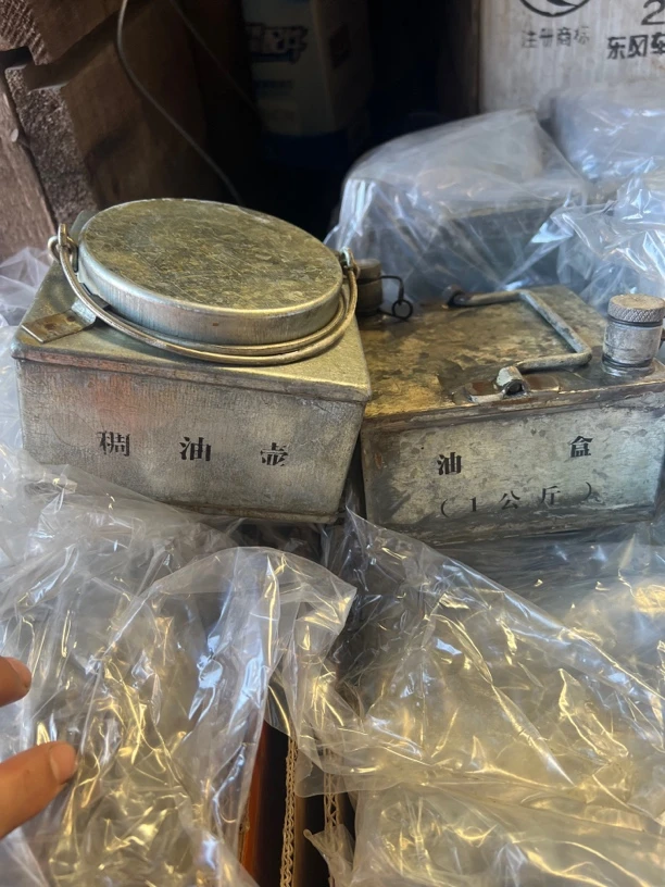 七十年代白色白铁皮油盒库存全新