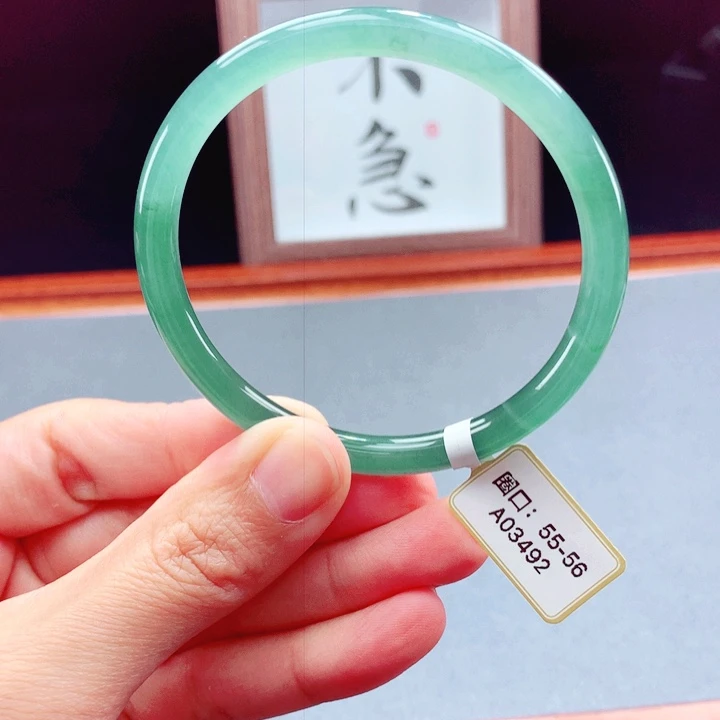 未镶嵌手镯翡翠圆镯