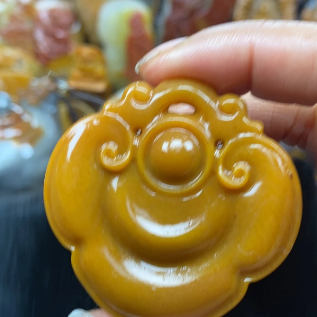 未镶嵌石英质玉（黄龙玉）颈饰