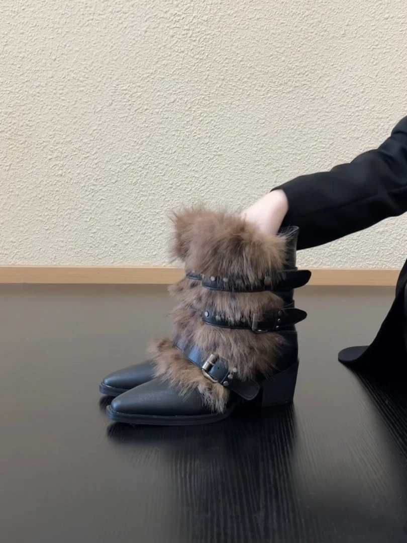 Pokoy-6cm小众设计感铆钉皮带扣时装靴朋克风尖头长毛靴