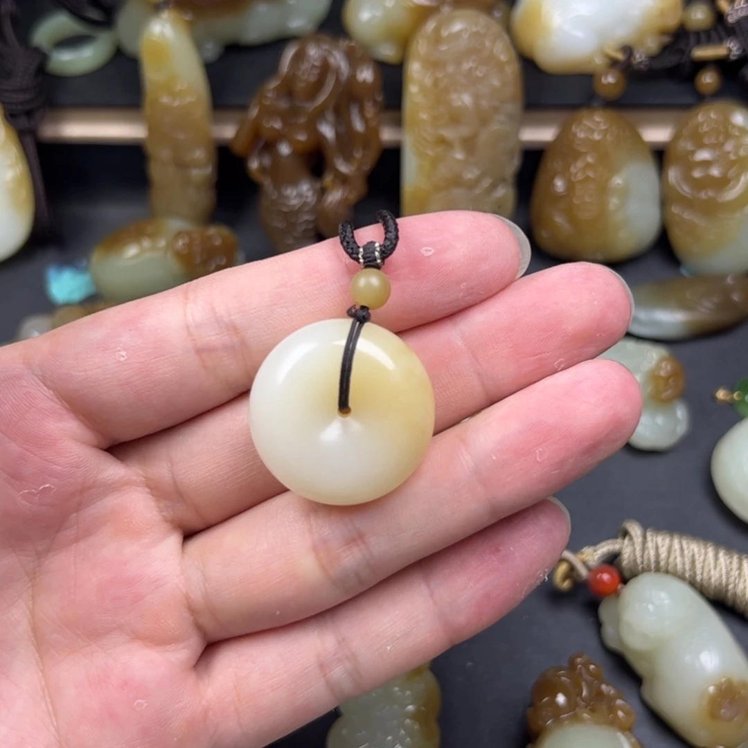 吉***包和田玉（糖玉）未镶嵌颈饰