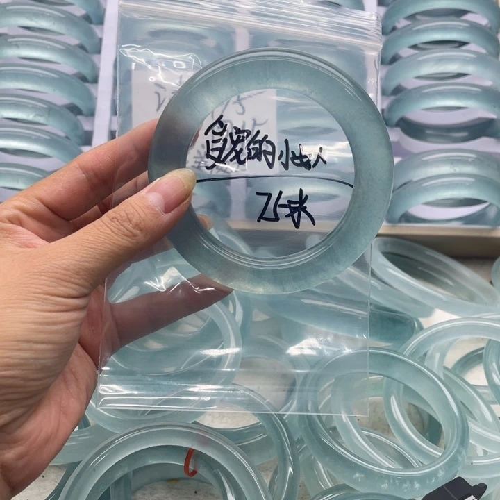受***人未镶嵌手镯石英质玉