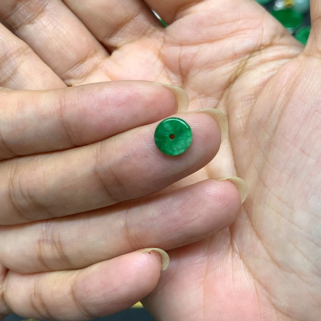 翡翠未镶嵌颈饰有纹裂