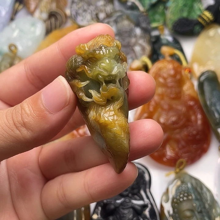 翡翠未镶嵌颈饰龙牙