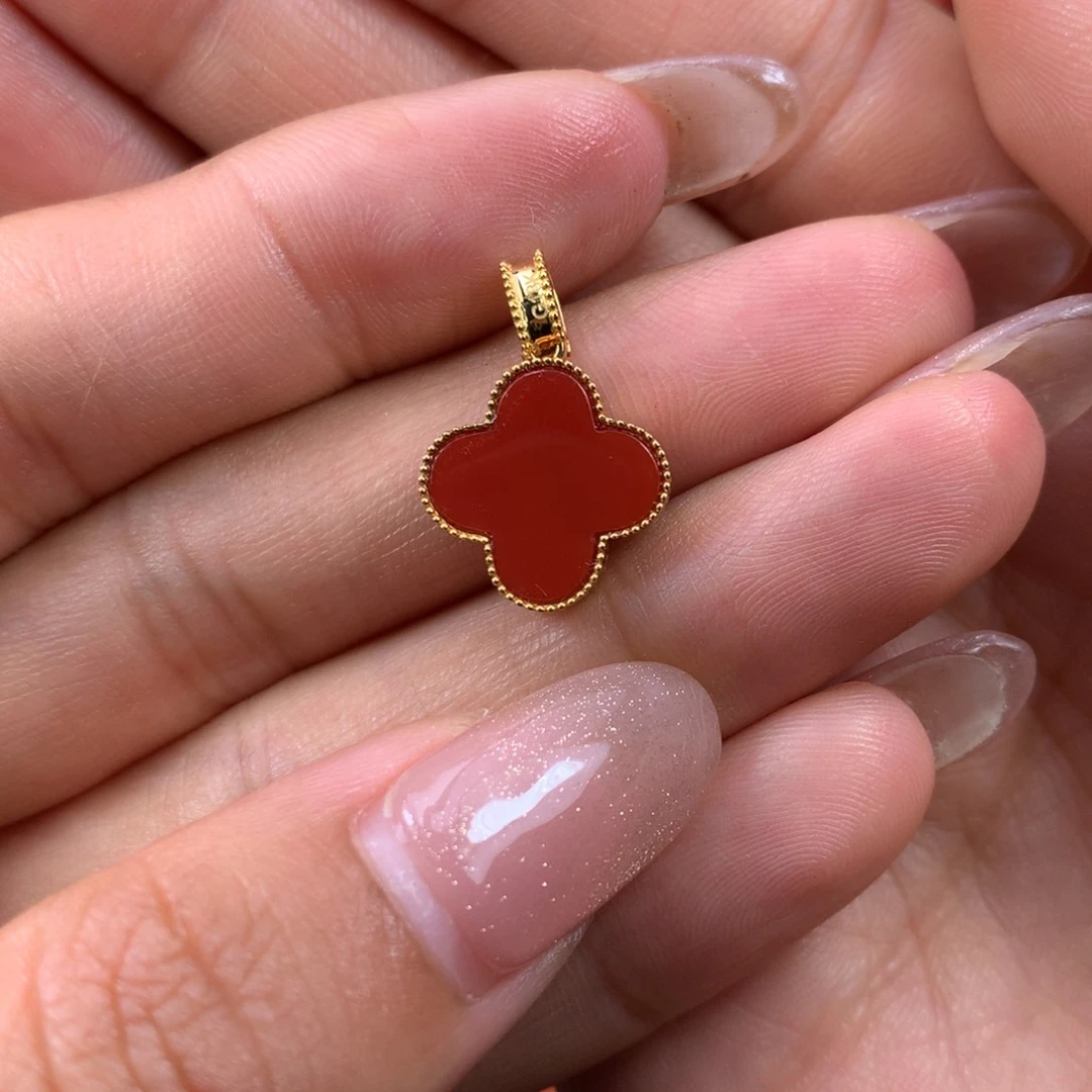 南红玛瑙吊坠18K金镶嵌美***儿