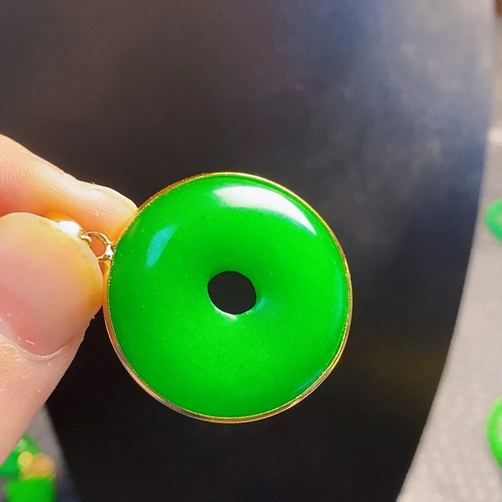 翡翠18K金镶嵌颈饰