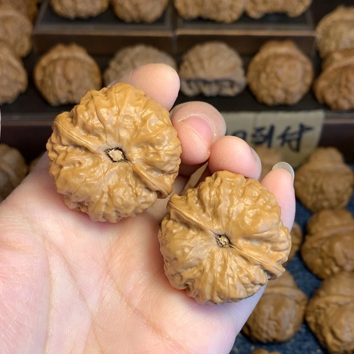 桃核吊坠与***.蛤蟆核桃