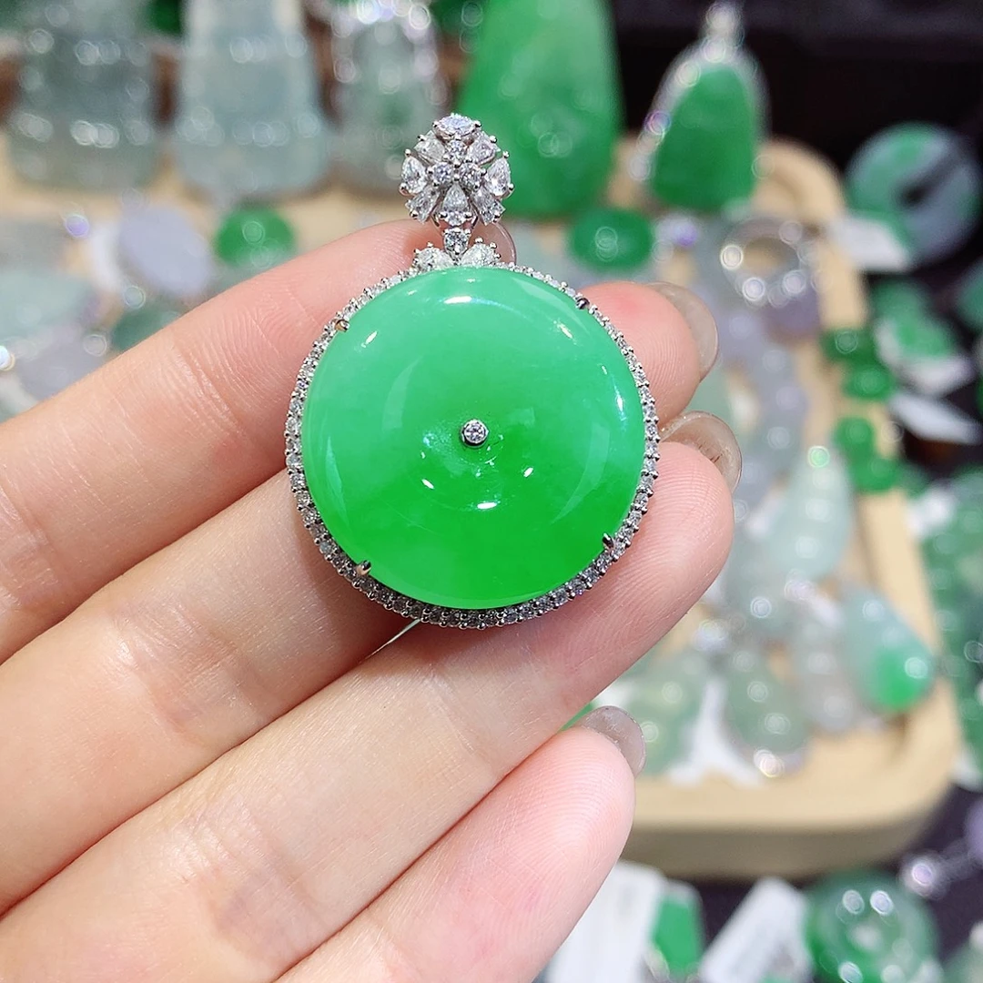 翡翠18K金镶嵌颈饰扣