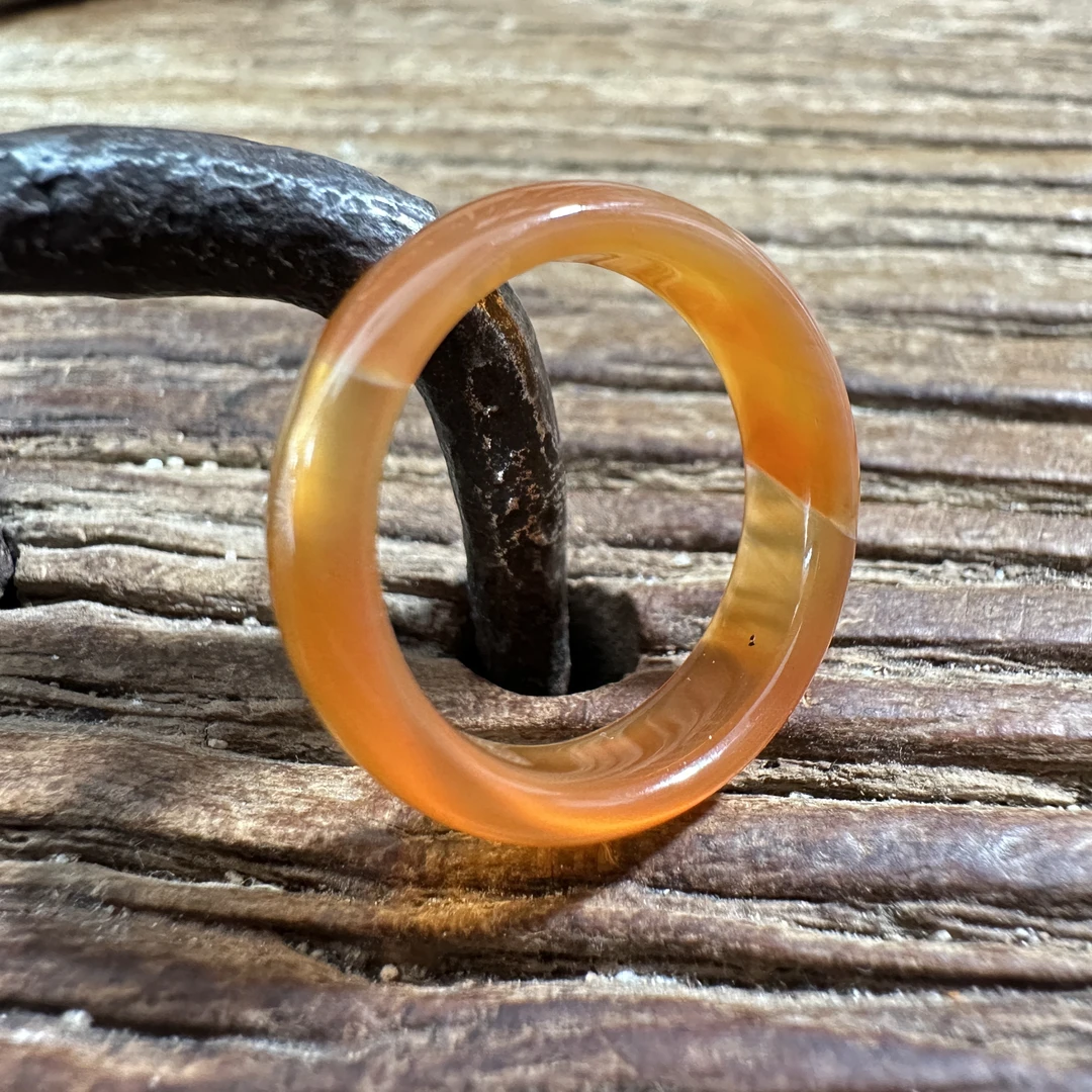 精品天然玉髓戒指1d50n9i1y6m2n1