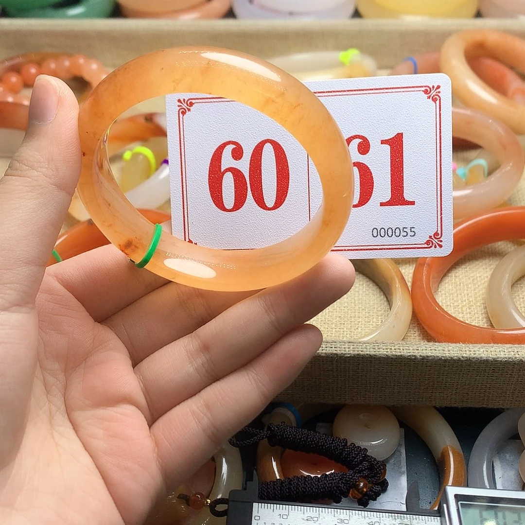 未镶嵌石英质玉（黄龙玉）手镯