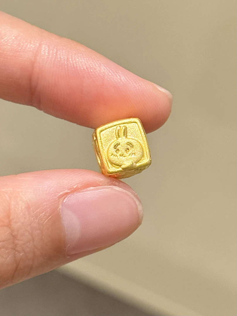 贝贝黄金 足金999 乌萨奇家族小方 素金 转运珠 102