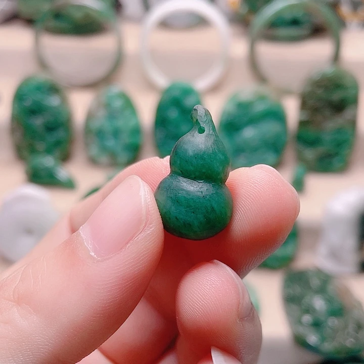 独山玉未镶嵌颈饰