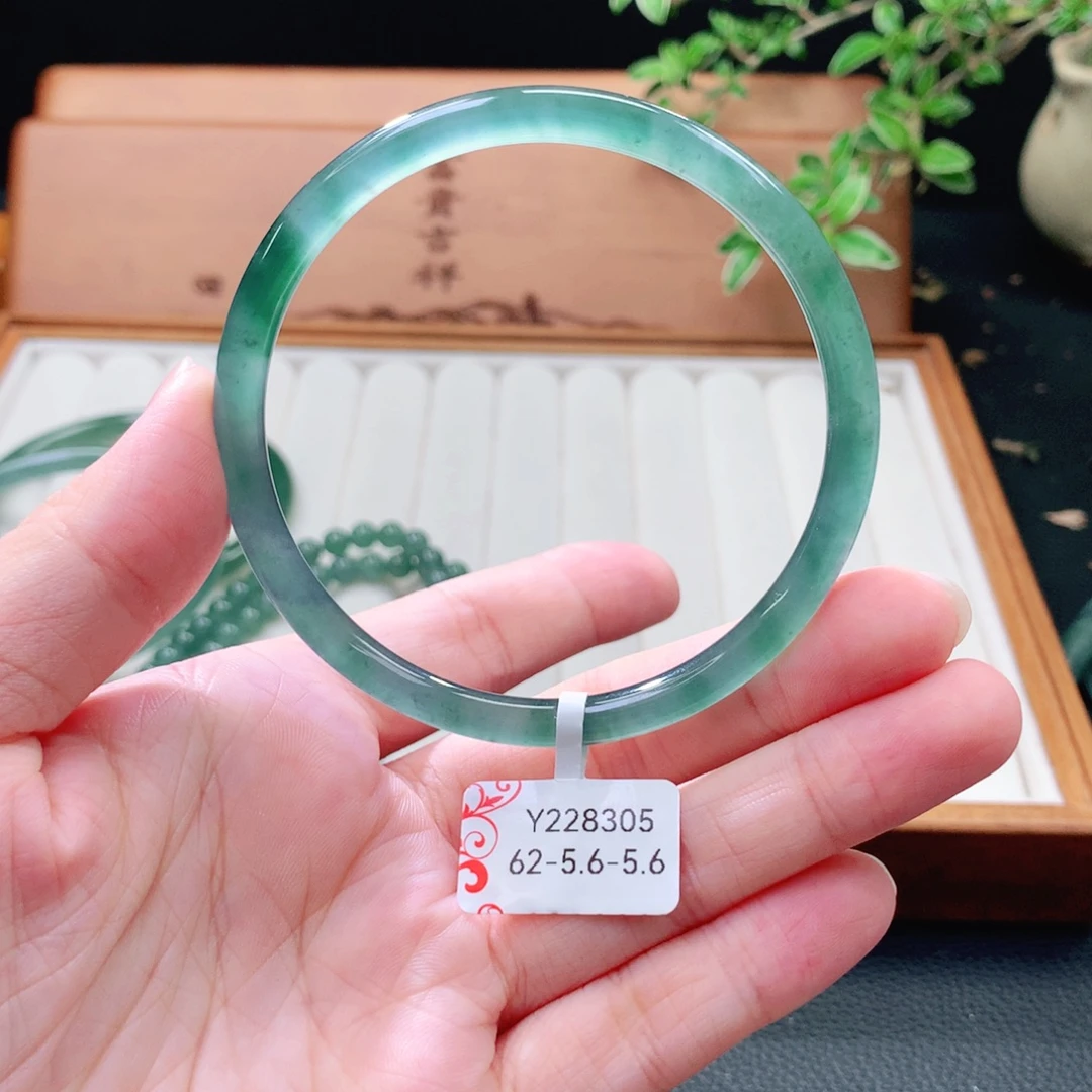 翡翠未镶嵌手镯（圆镯）
