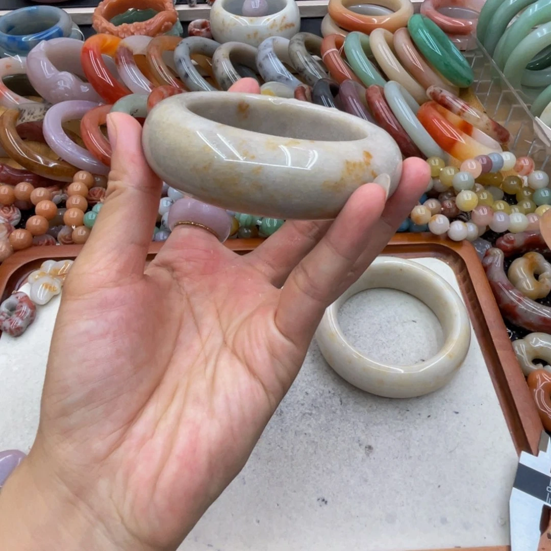 芫***虞石英质玉圈口齐全未镶嵌