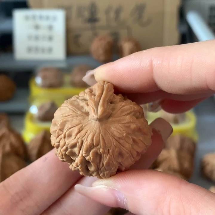 M***劉文玩核桃吊坠异形单只，有瑕疵