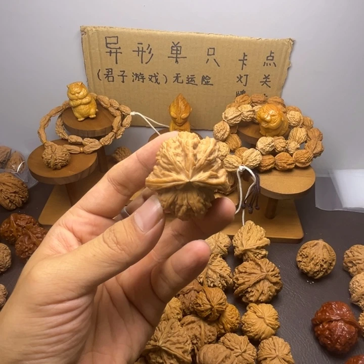 随***༅桃核吊坠白狮子两棱半