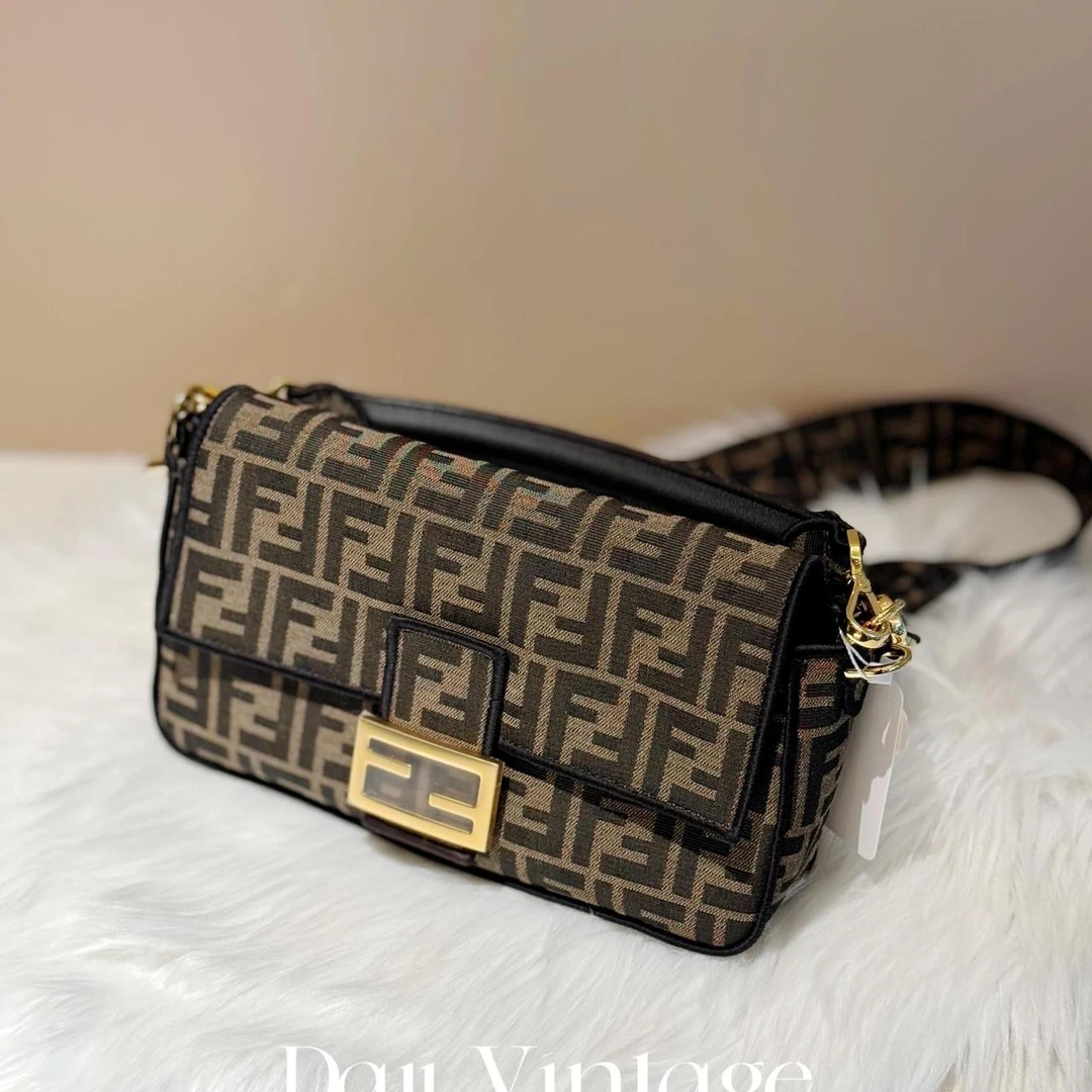 99新 FENDI/芬迪 大吉中古/Fendi芬迪金扣老花法棍中号斜挎包