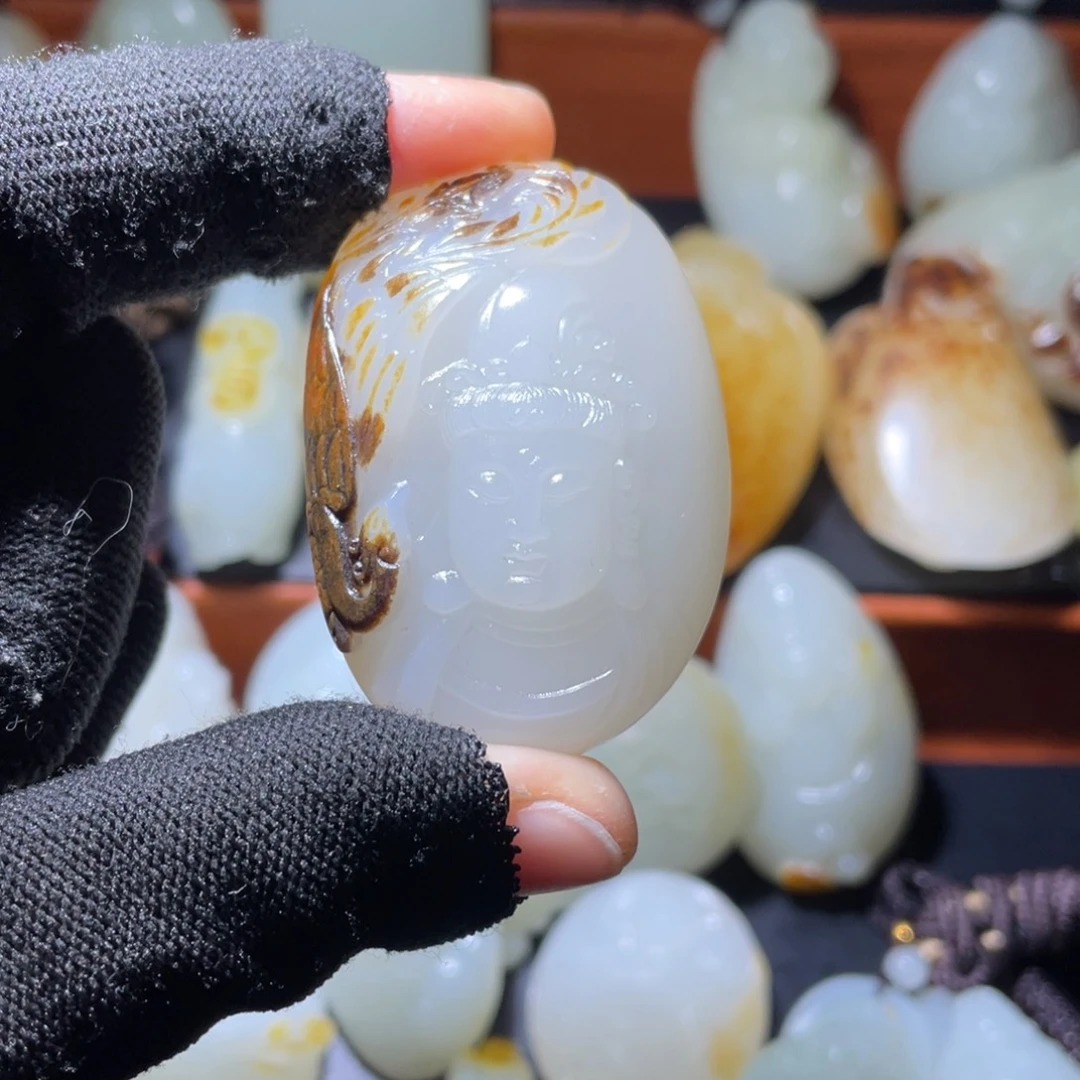 ****儿和田玉未镶嵌颈饰