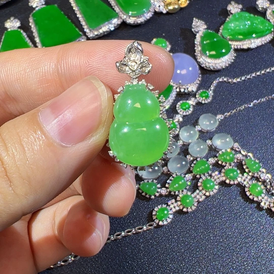 翡翠18K金镶嵌颈饰