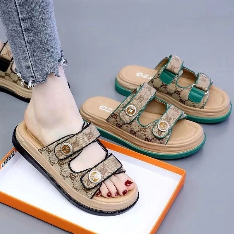 2025年新款魔术贴厚底拖鞋女夏外穿网红爆款防滑沙滩鞋配裙凉拖软