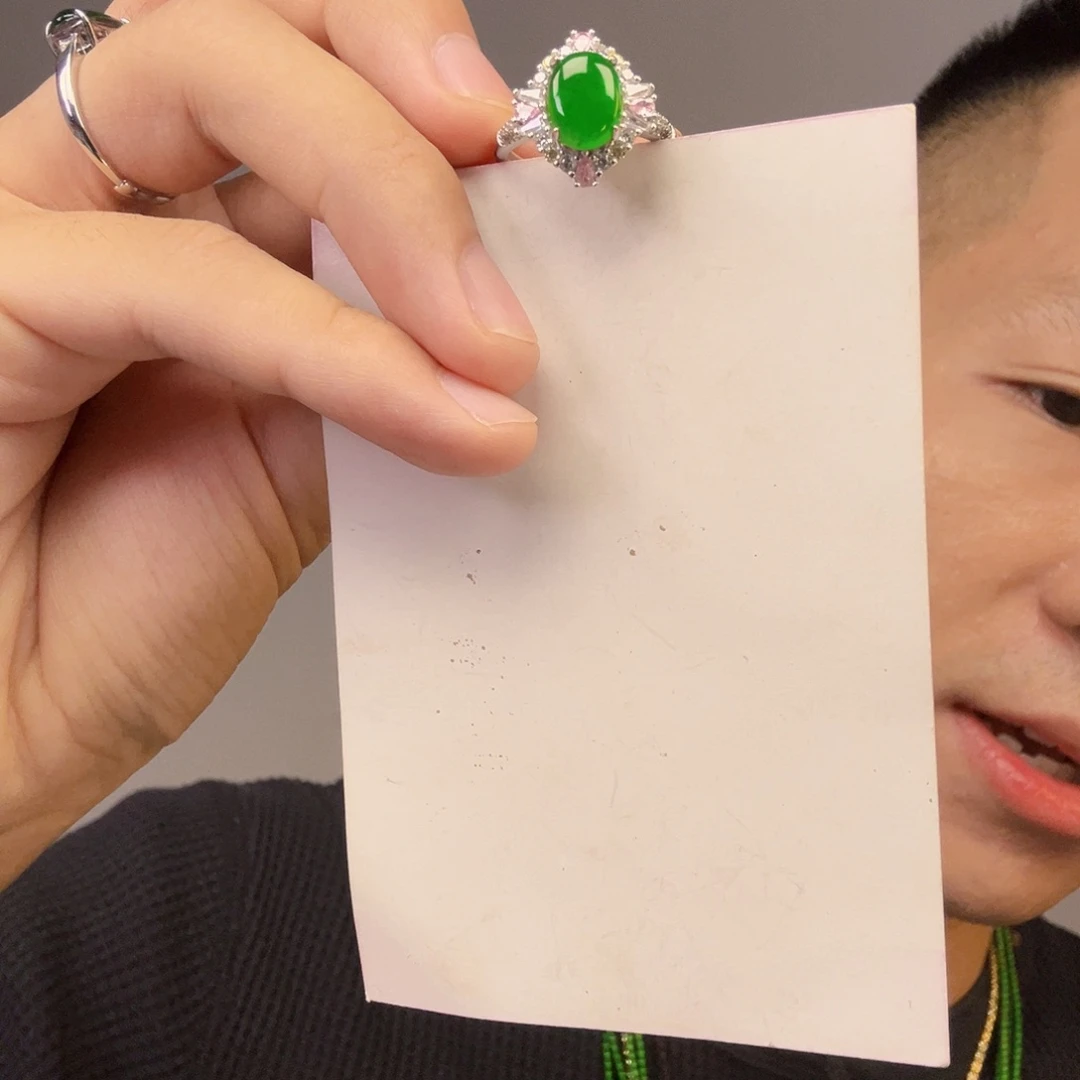 翡翠未镶嵌颈饰一件