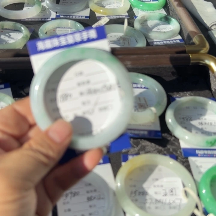 翡翠未镶嵌手镯翡翠未镶嵌手镯翡翠