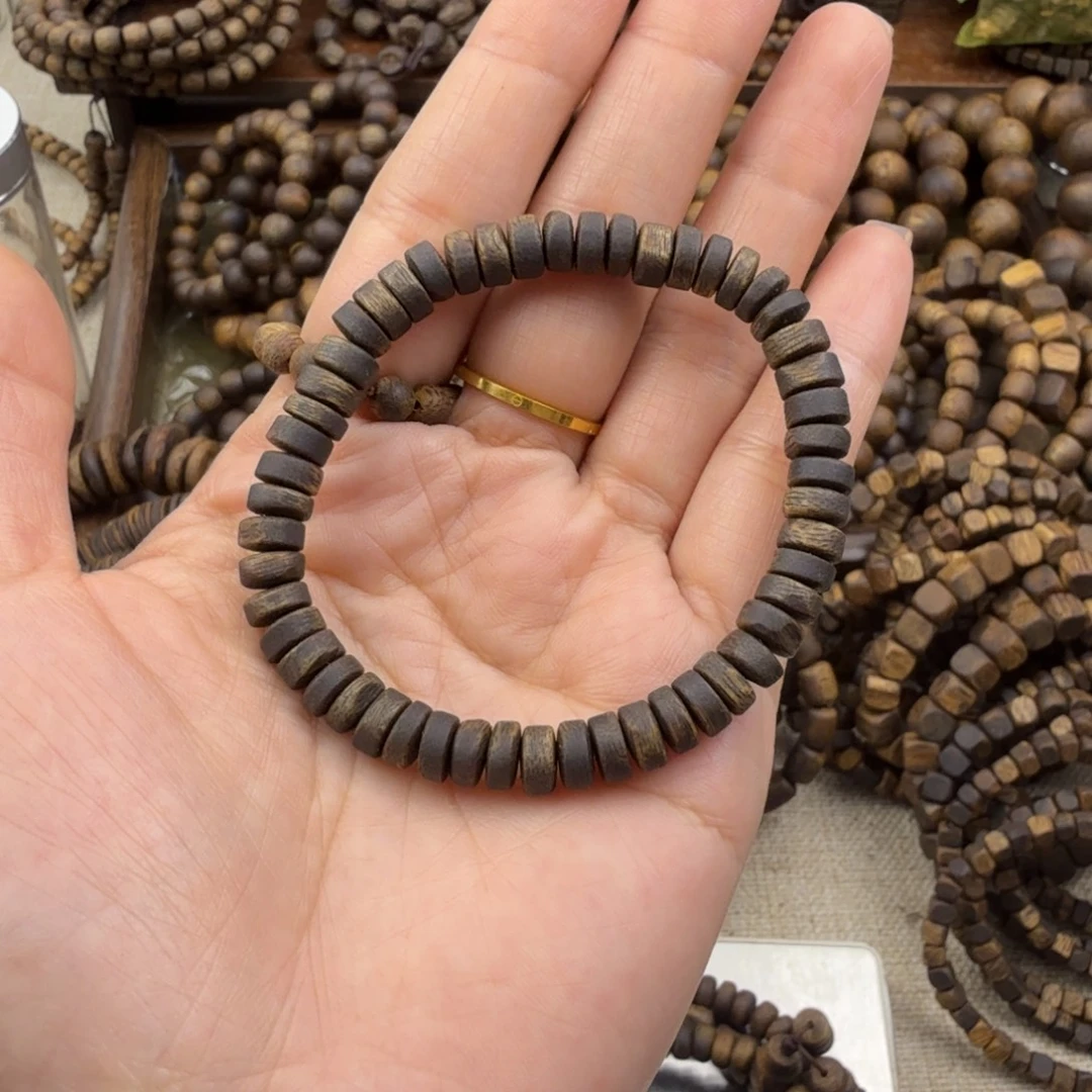 在***步沉香碎屑奇楠0.7沉水厚片珠