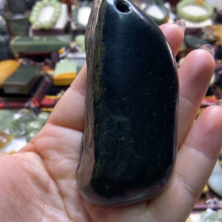 未镶嵌岫岩河磨玉（透闪石质玉）把件