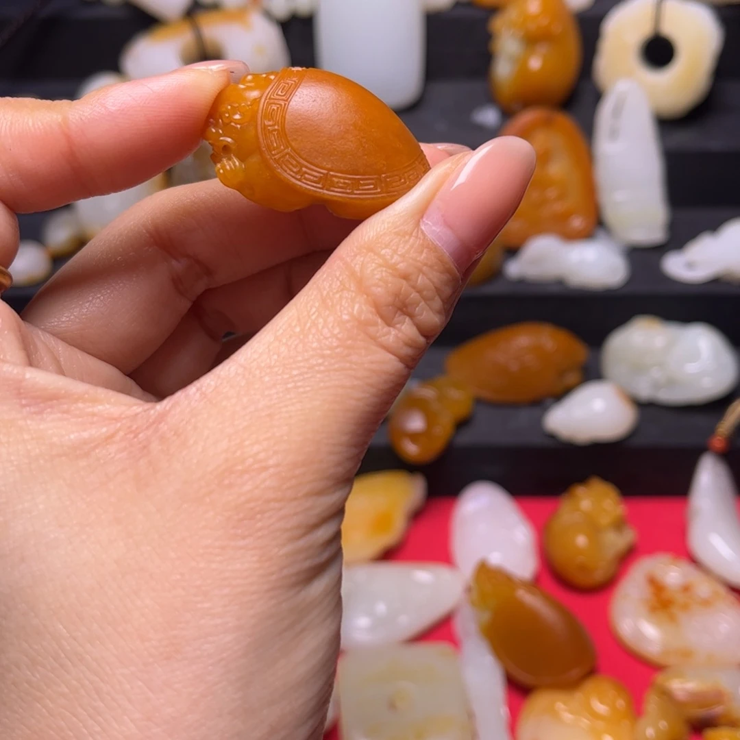 和田玉颈饰未镶嵌路*