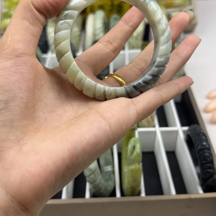可***乐蛇纹石玉未镶嵌手镯