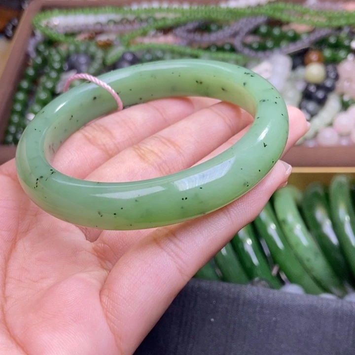 和田玉未镶嵌颈饰碧玉乌兰海果绿手镯老矿料56.6