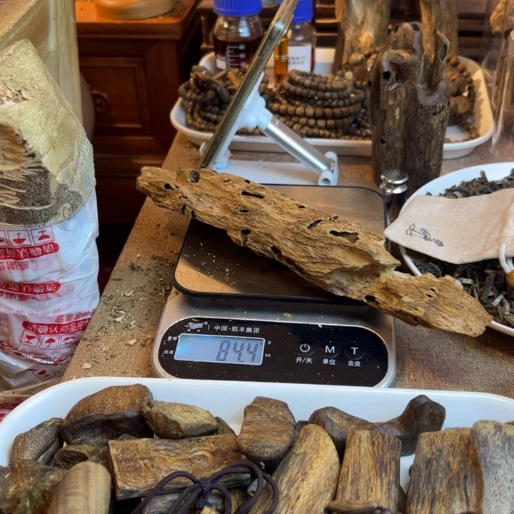 在***上沉香碎屑沉香84克