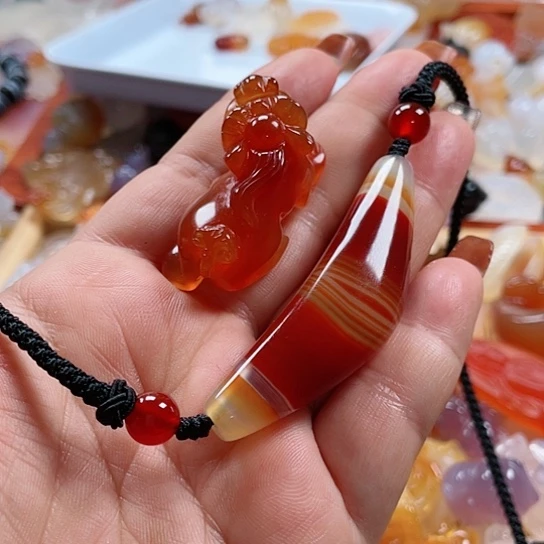 玛瑙/玉髓吊坠(赠链)未镶嵌芝**?