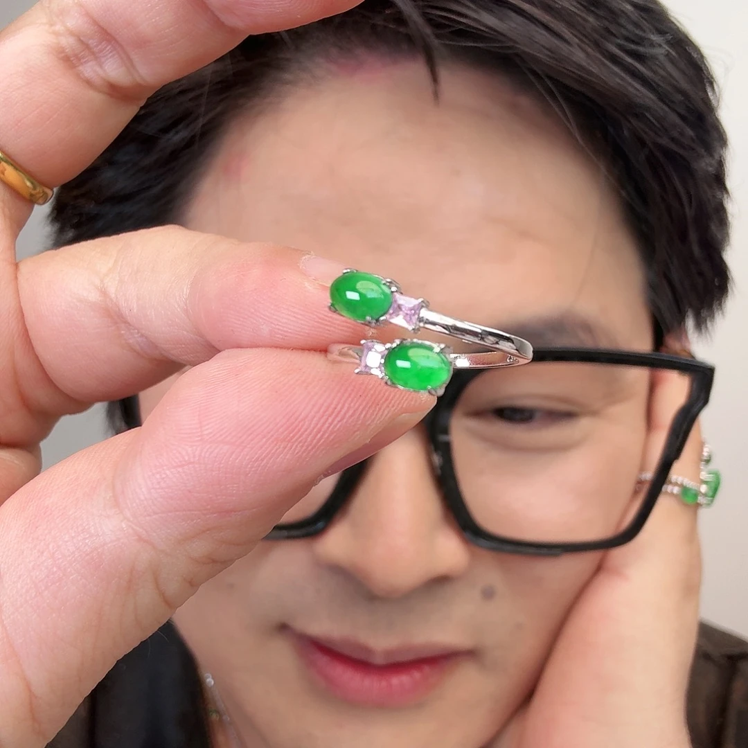 翡翠未镶嵌颈饰一件