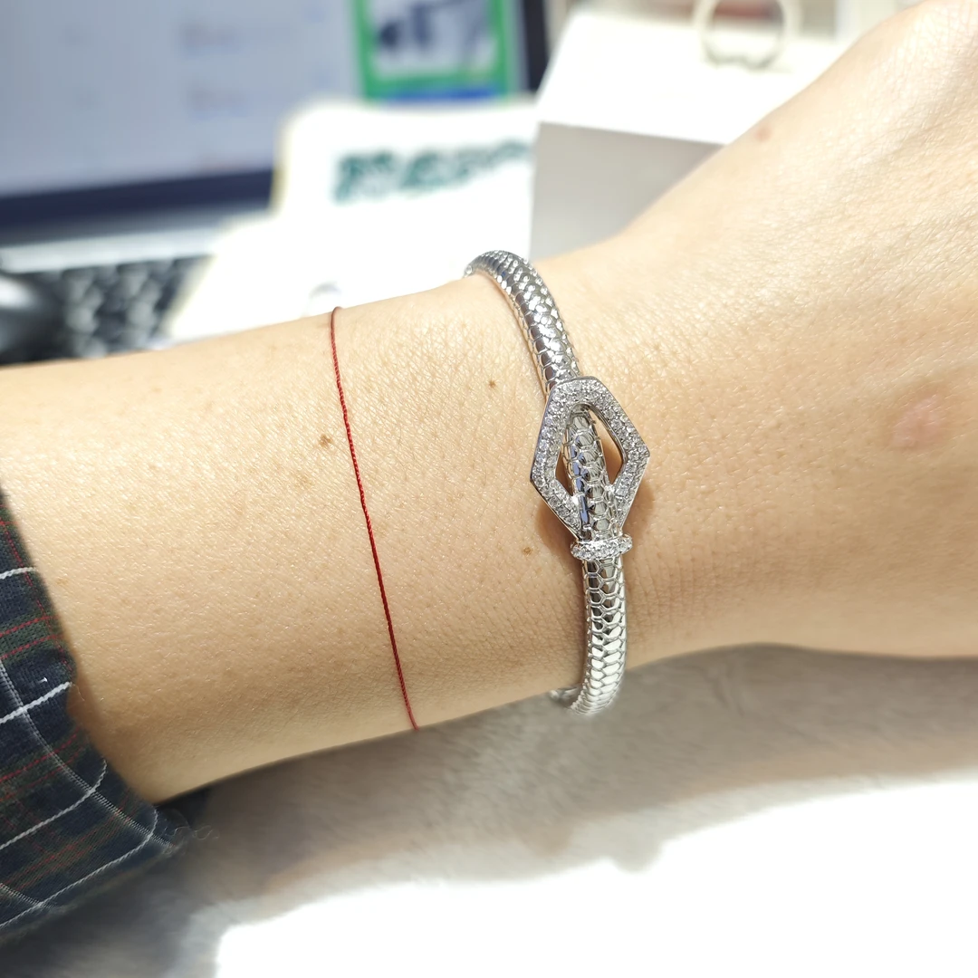 18K金钻石手镯蛇年生肖手镯