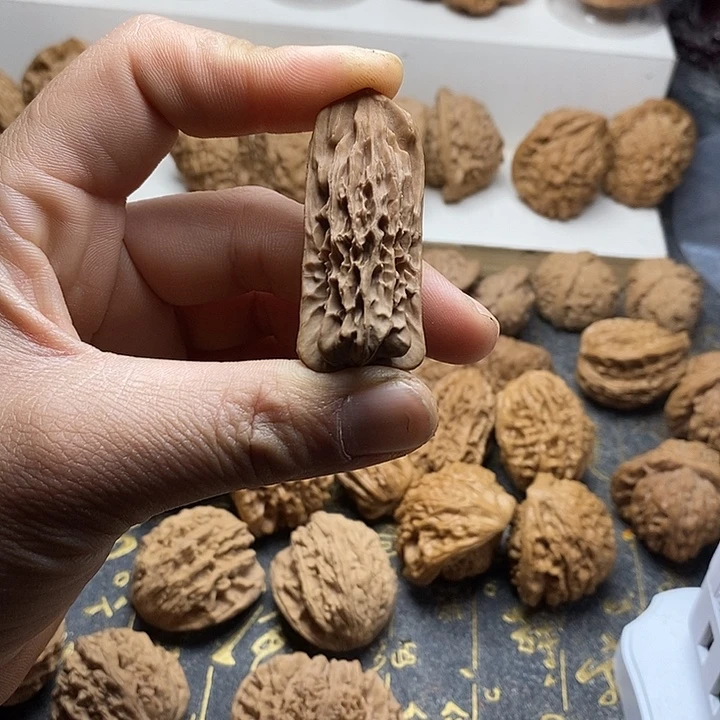 吊坠桃核小金条帝王