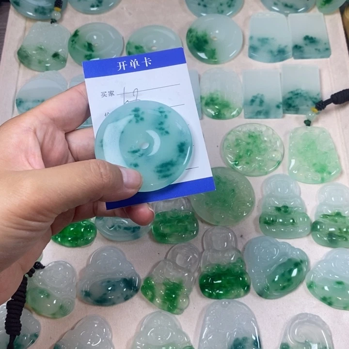 欣***敏翡翠未镶嵌颈饰平安扣