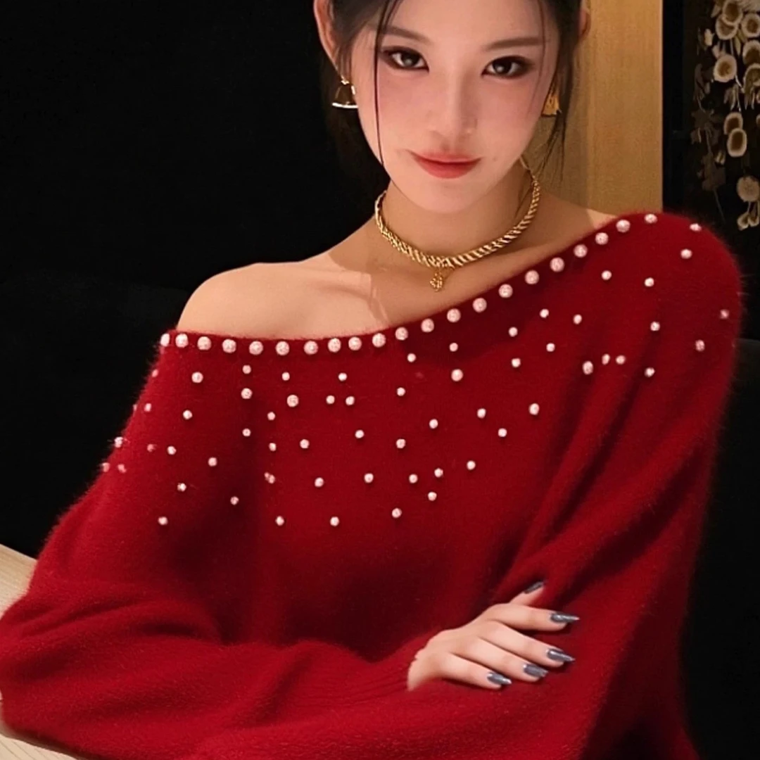 依依家620秋冬轻奢气质独特红色重工斜肩女时尚高级感针织上衣