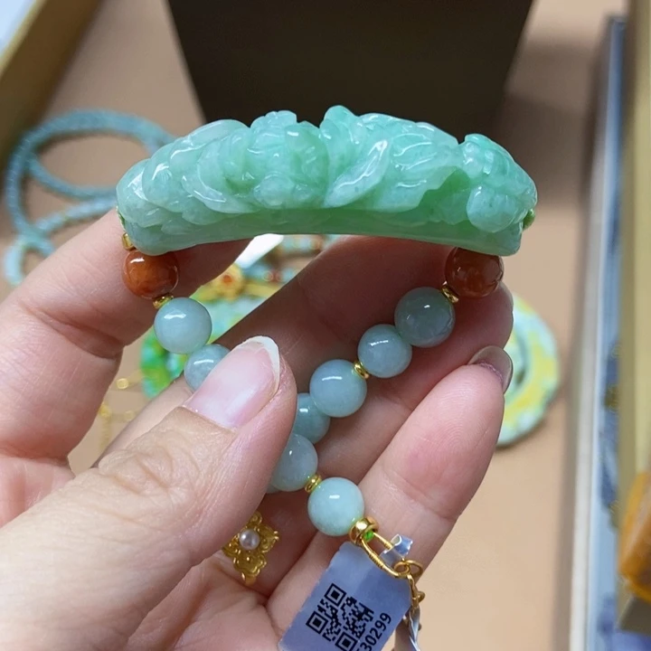 翡翠未镶嵌颈饰手牌