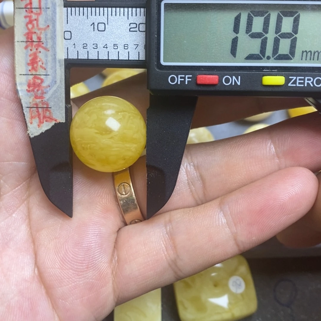 蜜蜡未镶嵌裸石19.8瑕疵圆珠默认直发