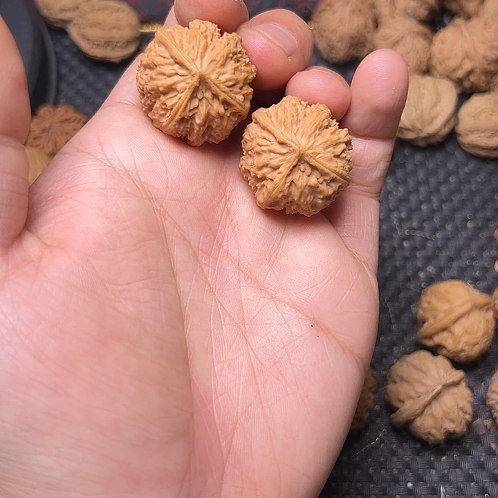 吊坠文玩核桃珊瑚纹三棱